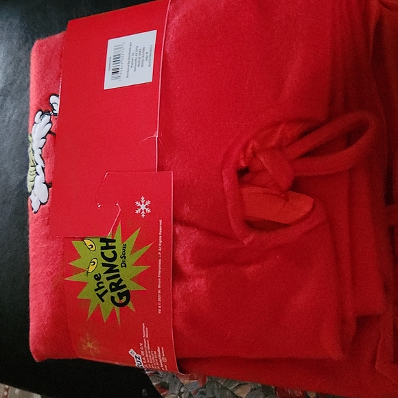 BNWT The GRINCH 48" Christmas tree skirt-Merry Whatever on the skirt. - Picture 4 of 9